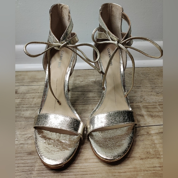 Gianni Bini Metallic gold ankle tie heel size 10 - Picture 2 of 4